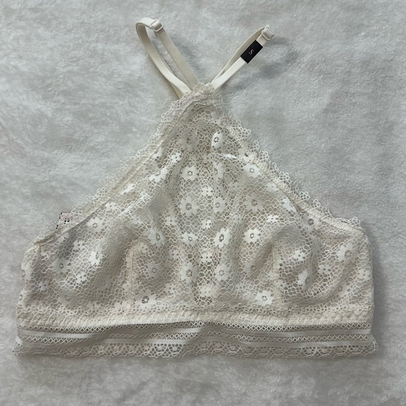 Victoria's Secret Cream Bra with Delicate Lace - Picture 3 of 10
